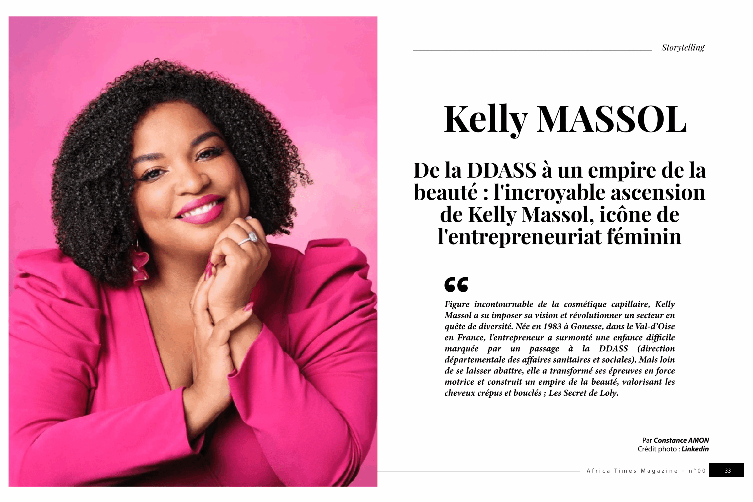 Portrait de Kelly Massol, entrepreneure et fondatrice de Les Secrets de Loly, souriante en tenue rose sur un fond rose.