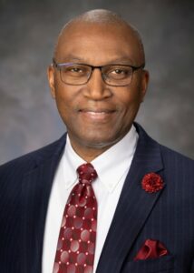 Portrait du Dr Oluyinka Olutoye, chirurgien nigérian pionnier de la chirurgie prénatale, reconnu pour avoir sauvé des vies avant la naissance.