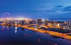 Vue panoramique de la ville d’Abidjan, centre économique et politique majeur de la Côte d’Ivoire.