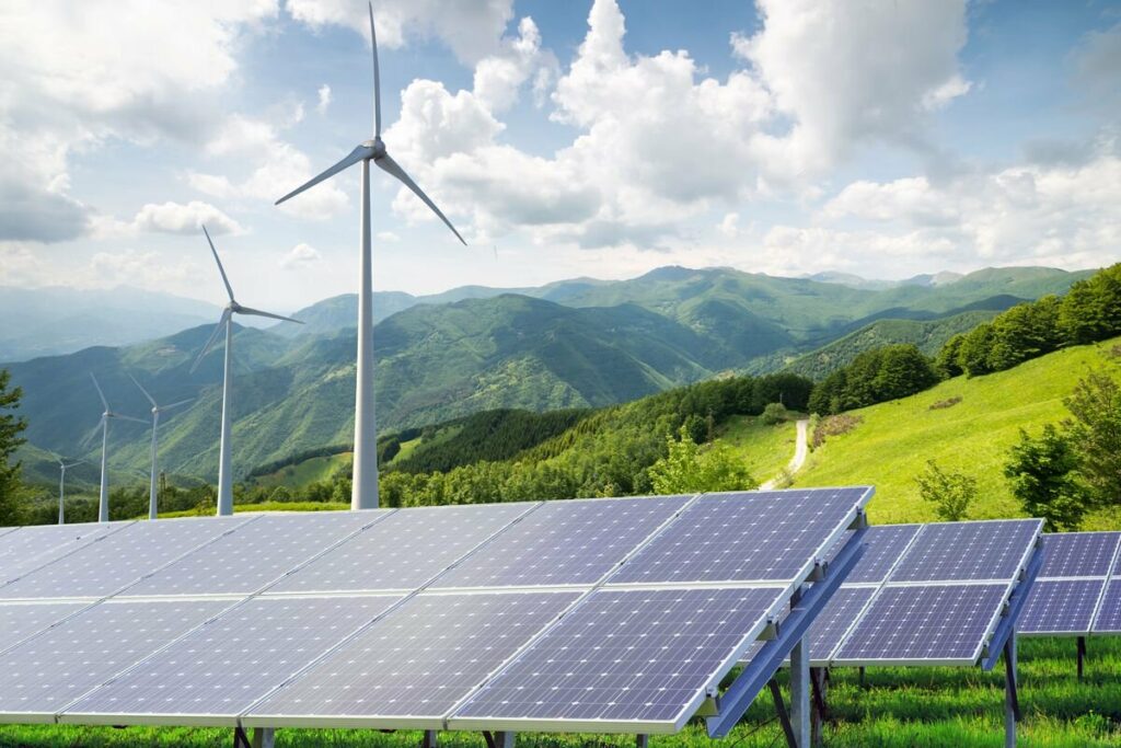 Panneaux solaires et éoliennes produisant de l’énergie verte en Afrique