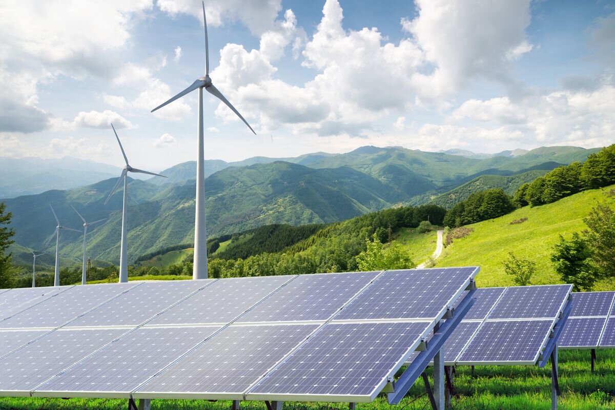 Panneaux solaires et éoliennes produisant de l’énergie verte en Afrique