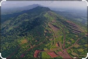 Vue aérienne du massif de Simandou en Guinée, futur site d’exploitation du plus grand gisement de fer d’Afrique.