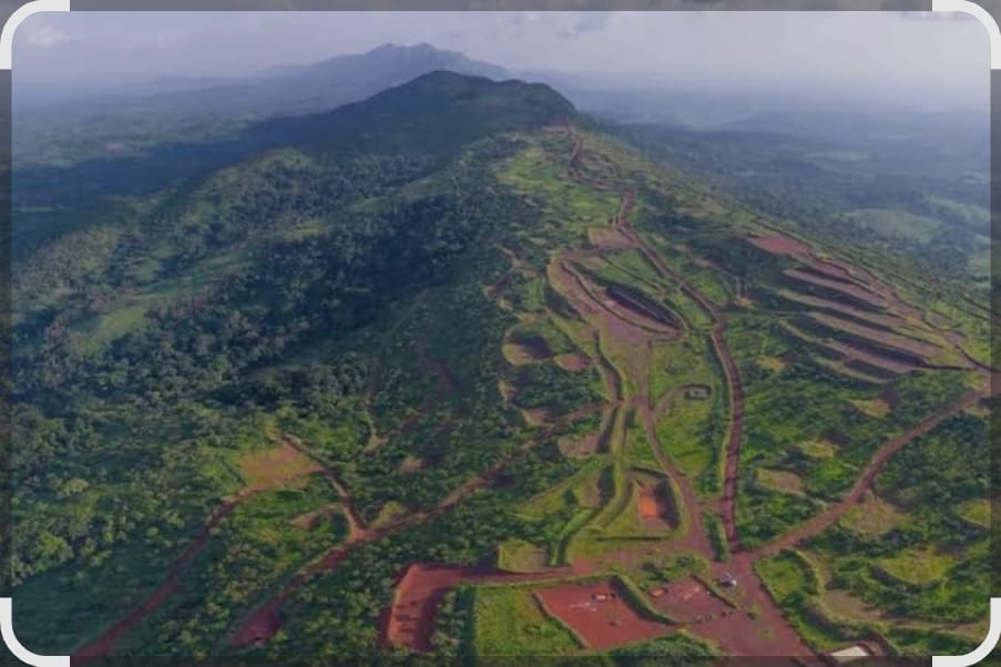 Vue aérienne du massif de Simandou en Guinée, futur site d’exploitation du plus grand gisement de fer d’Afrique.