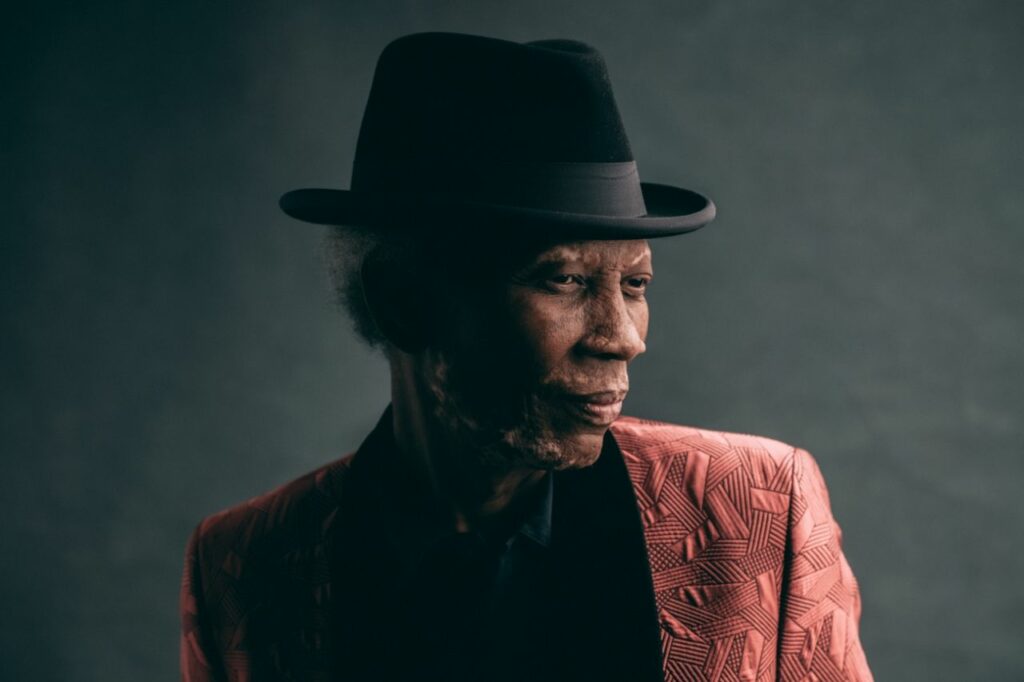 Portrait de Wilfred Emmanuel-Jones, fondateur de la marque The Black Farmer, dans un paysage agricole britannique.
