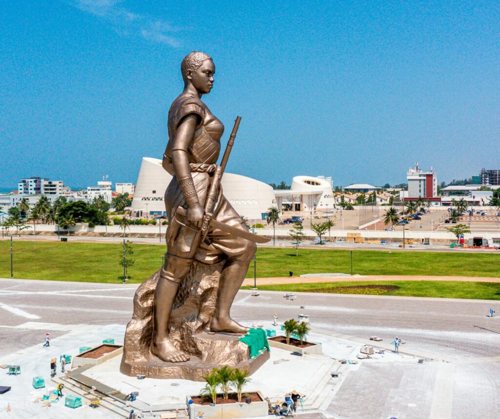Statue monumentale d’une Amazone du Dahomey à Cotonou, symbole du patrimoine culturel et touristique du Bénin.