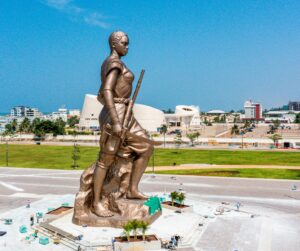 Statue monumentale d’une Amazone du Dahomey à Cotonou, symbole du patrimoine culturel et touristique du Bénin.