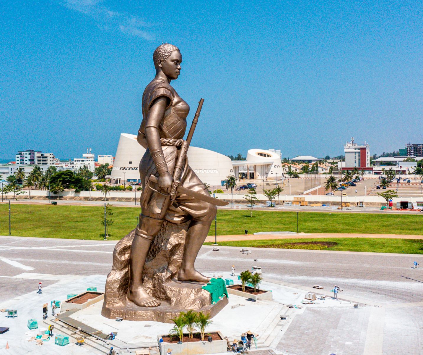 Statue monumentale d’une Amazone du Dahomey à Cotonou, symbole du patrimoine culturel et touristique du Bénin.